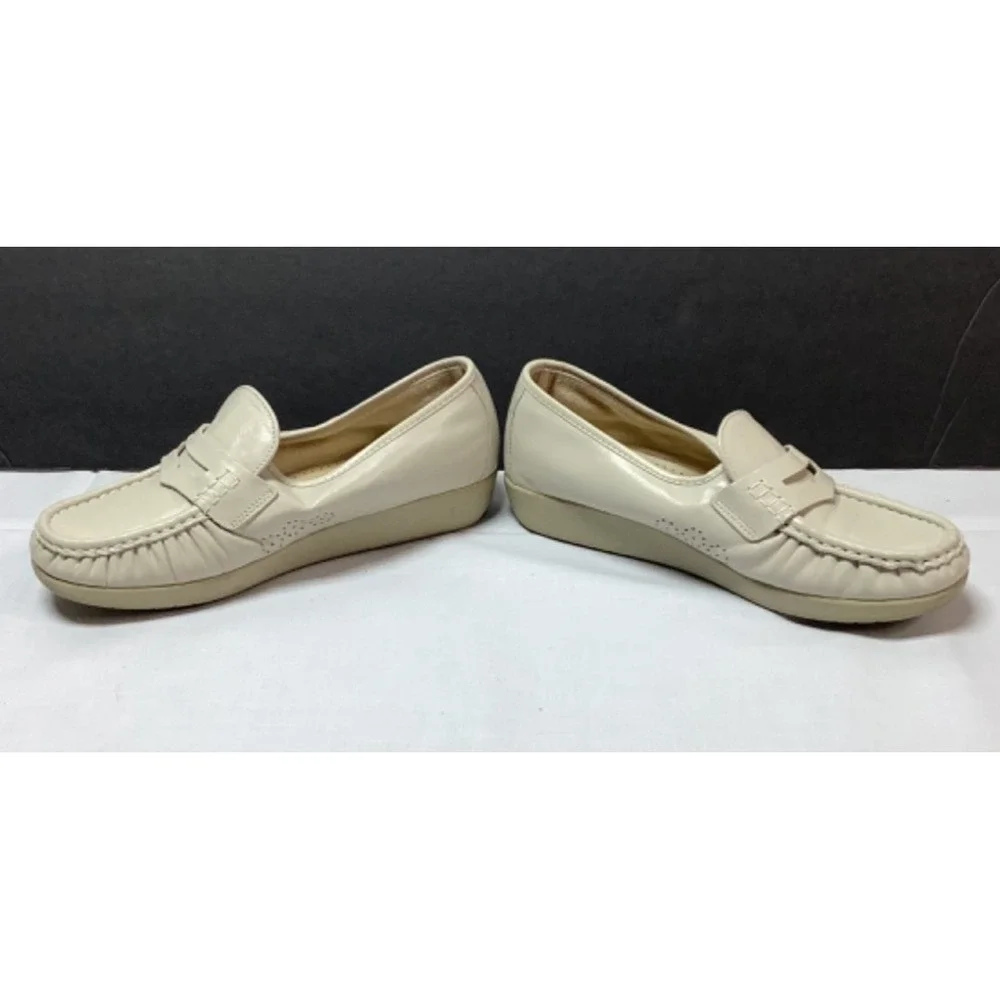 SAS Slip on Loafers Woman's Size 9W Beige Tan Comfort Soft Leather Shoes
